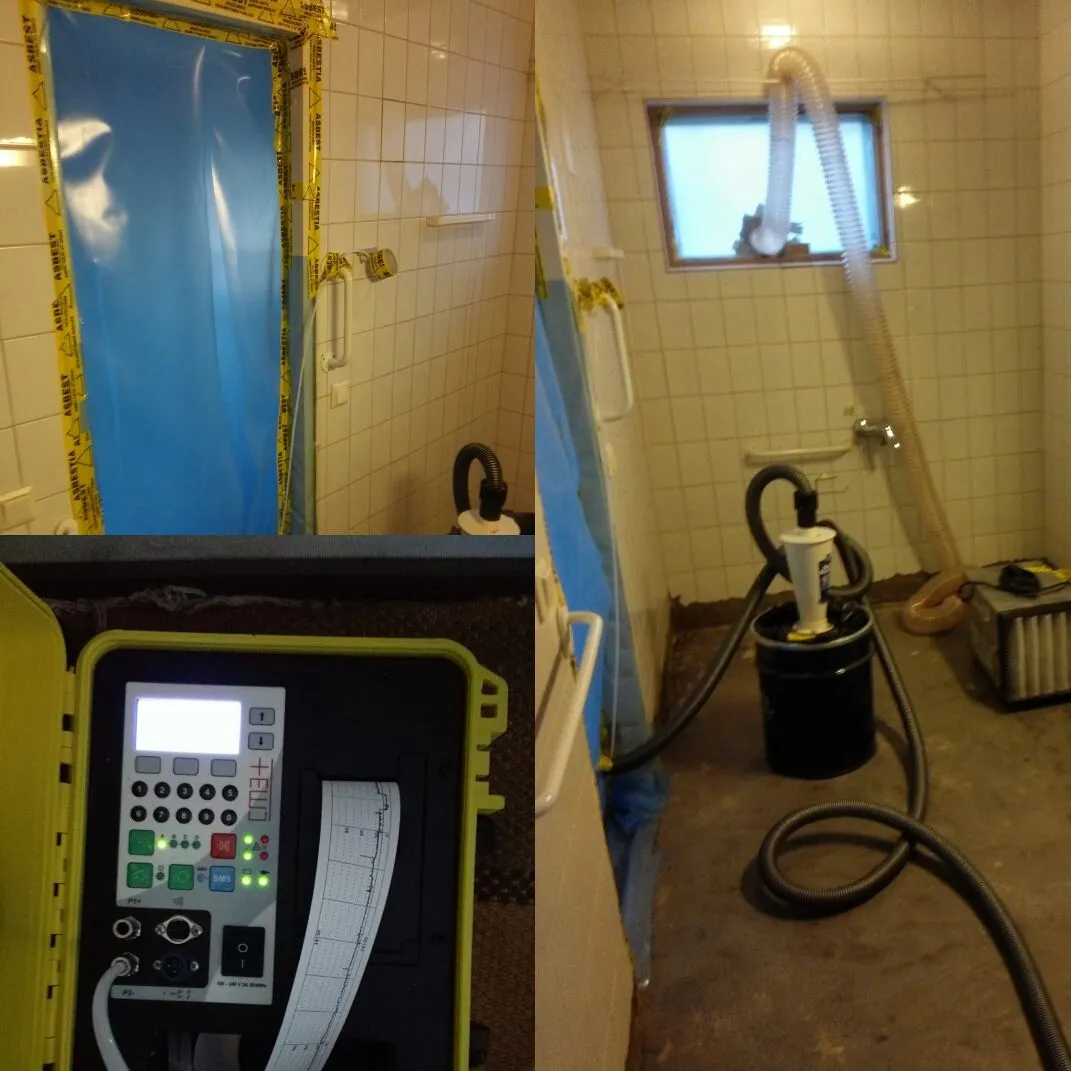 Kuvassa näkyy kylpyhuone, jossa on asbestinpoistoon liittyviä laitteita, kuten alipaineistaja ja mittauslaite, sekä sininen muoviovi ja varoitusteippi.